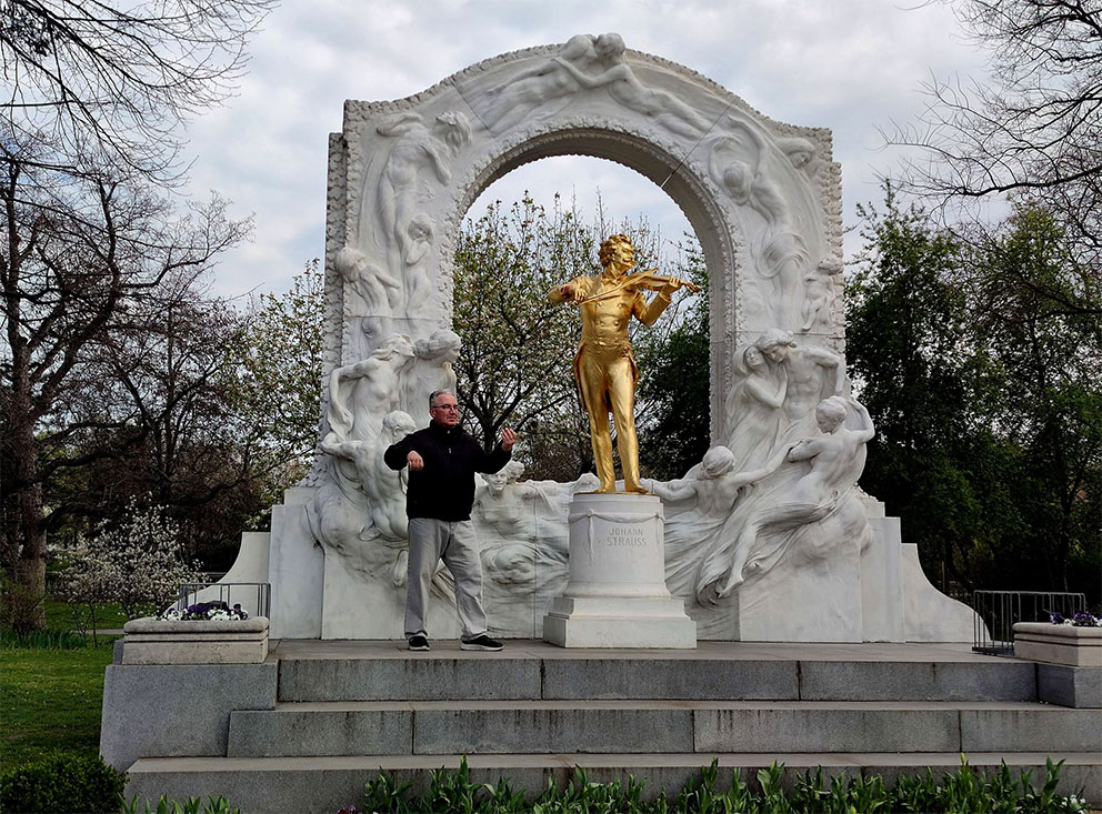 Salonverfasser Gennady Kuznetsov mit dem Walzerkönig Johann Strauß im Stadtpark von Wien